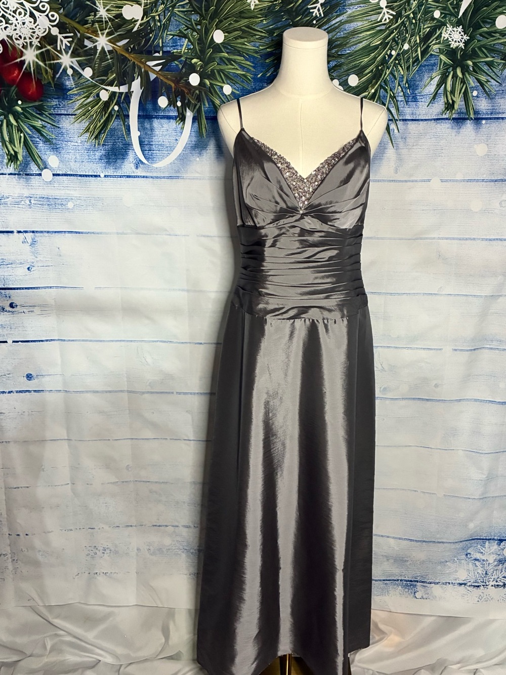 🎄 Val Stefani Silver Satin V-Neck Beaded Dress